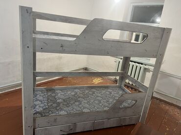 детский двухэтажный кровать: Двухъярусная кровать из массива дерева. - Цвет: серый, под выбеленное