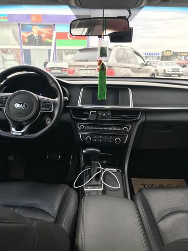 Kia: Kia Optima – ağ rəngli sedan - Kuzov: 4 qapılı sedan, ağ rəng, arxa — 4