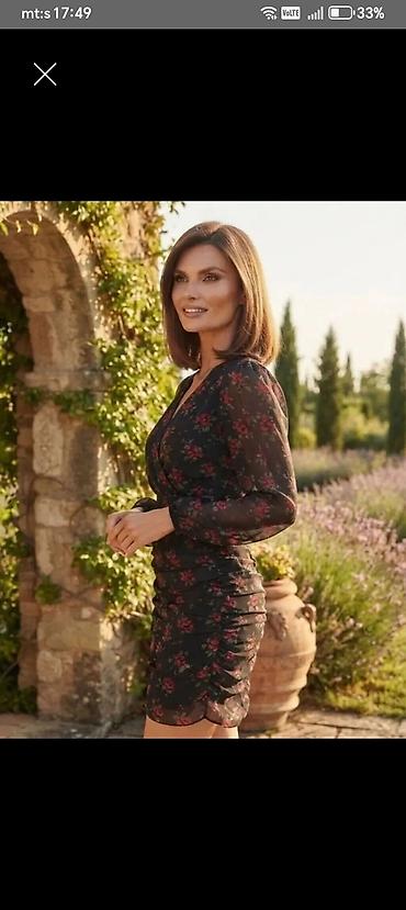 Elegantna ženska haljina – crna podloga sa sitnim cvetnim printom u na lalafo.rs Elegantna ženska haljina – crna podloga sa sitnim cvetnim printom u