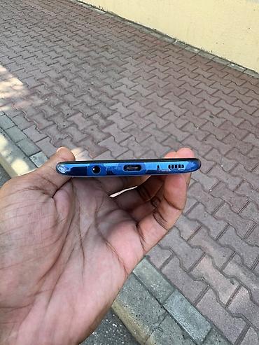 google pixel 10: Mavi rəngli smartfon Xüsusiyyətlər və portlar: - Alt hissə: 3.5 mm — 2