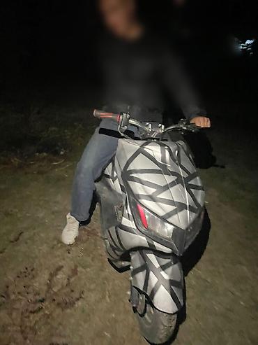 Скутеры: Скутер/мопед с ярким кастомным камуфляжным оклеиванием (серо‑чёрный — 2