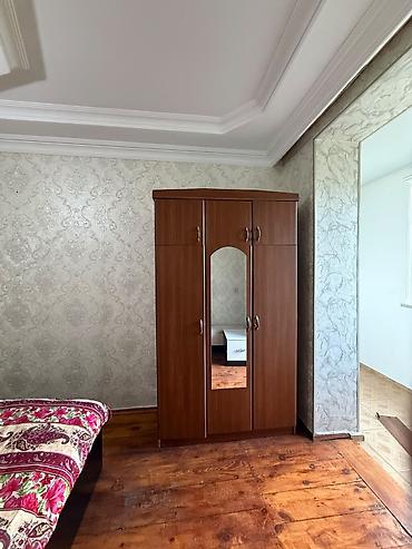 tek stol: Üç qapılı paltar şkafı - Material: ağac fakturalı laminat - Rəng — 1