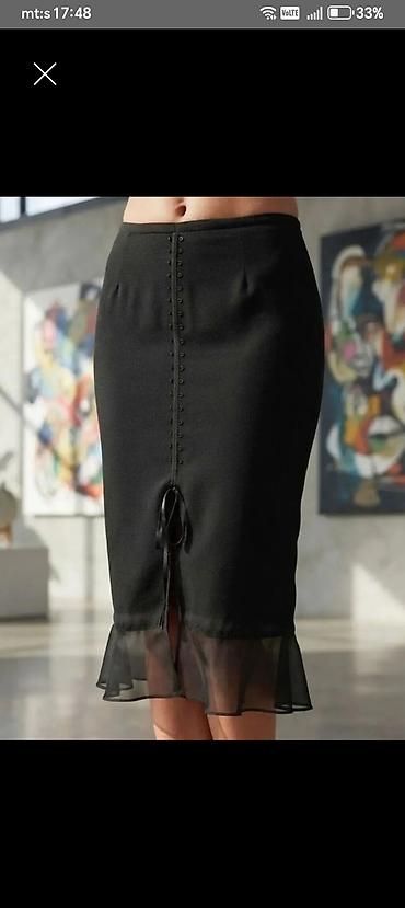 Elegantna crna suknja olovka kroja, dužine do kolena. Napred ima
