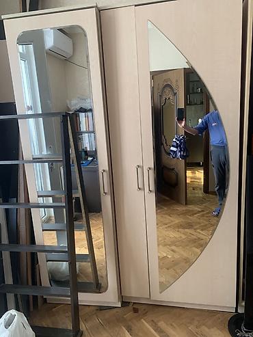paltar dolablar: İki qapılı şkaf, açıq ağcaqayın rəngində. Hər iki qapıda iri güzgü — 1