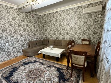 şəmkir kirayə ev: Mənzilin təsviri - Geniş və işıqlı zal: divara quraşdırılmış