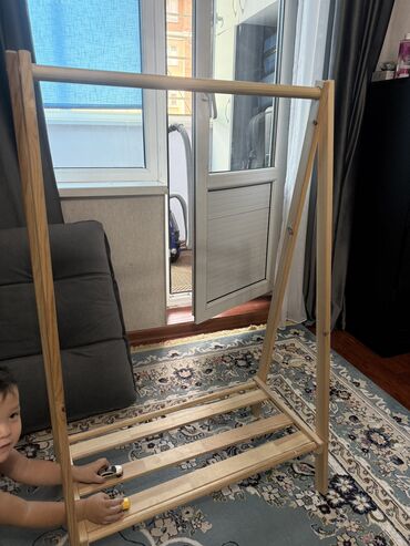 домик для детей из пластика: Продам детскую вешалку, высота 115 см, в отличном состоянии, не