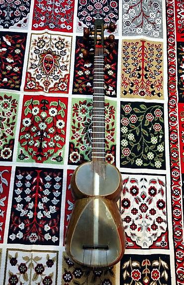 Tar: Tar – Azərbaycan milli simli musiqi aləti. Əla vəziyyətdə, heç bir — 1
