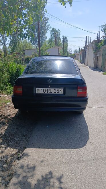 Вилки: Opel Vectra A sedan - Kuzov: 4 qapılı sedan, tünd mavi rəng - Nömrə