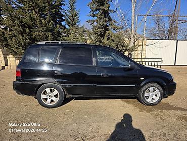 kia r17: Kia Carens, qara rəng, 5 qapılı MPV/miniven. - dizel mühərriki, ön — 1