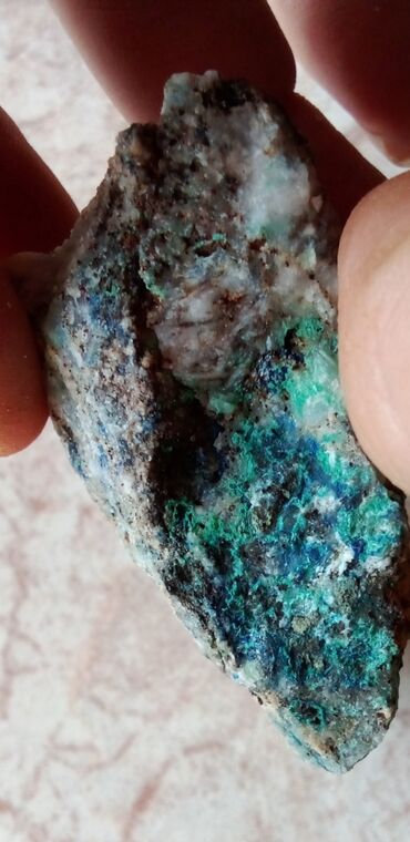 Kristali i minerali: Ovaj prirodni mineralni uzorak prikazuje kombinaciju boja, uključujući — 24