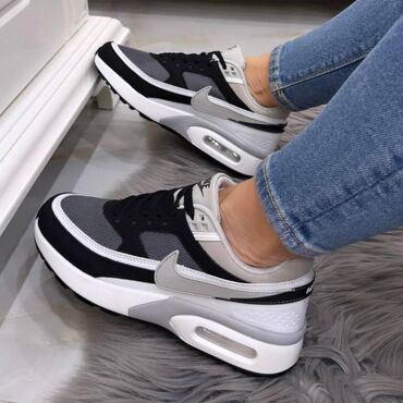 Patike: Nike air max 2 patike

Novo
Brojevi 36 do 41

fb Moja Kupovina 1 — 14