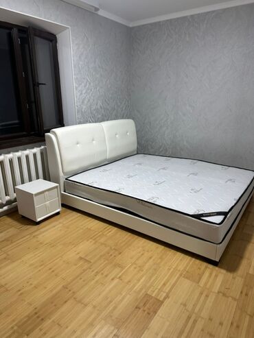 дамский столик с зеркалом: Белая двуспальная кровать с мягким изголовьем и каркасом из