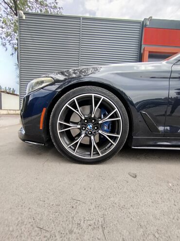 атего атеко: Темно синий автомобиль BMW. На автомобиле установлены стильные