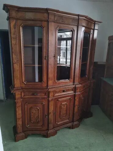 Stilske vitrine: Prelepa vitrina. Odlicno stanje. Visina 220cm Sirina 190 cm Dubina 45 na lalafo.rs — 7 Stilske vitrine: Prelepa vitrina. Odlicno stanje. Visina 220cm Sirina 190 cm Dubina 45 — 7