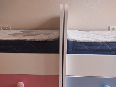 двухъярусная кровать для детей: Для девочки и мальчика, Б/у, Кровать, С подъемным механизмом, С матрасом, С выдвижными ящиками