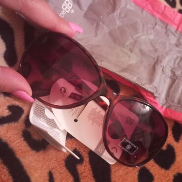 Eynəklər: Gün. eynäyi. Germaniyanindi. şüşäsi. gözä. zärär. vermiyändi — 2