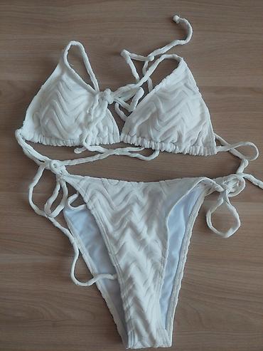 Ağ rəngli iki hissəli bikini dəsti. - Model: üçbucaq kəsimli üst və
