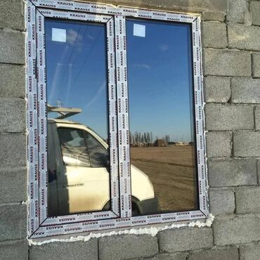ремонт стеклопакетов: Пластиковое окно с двумя секциями и рамой белого цвета, маркированное