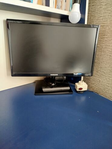 Monitorlar: Samsung brendinin qara rəngli kompüter monitoru. Geniş ekranı və incə
