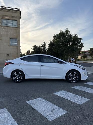 elantra hunday: Hyundai Elantra sedan – ağ rəngdə, aerodinamik kuzov dəsti ilə. Şəhər — 3