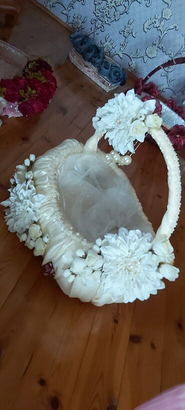 Xonçalar: Toy Nişan ücün dekorativ bəzəkli səbət, krem rəngli atlas parça və ağ — 5