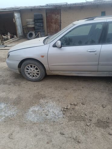 тико машина бишкек: Универсал Nissan Primera серебристого цвета, оснащенный багажником на