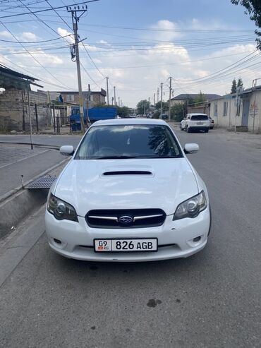 коробка легаси: Белый седан Subaru Legacy, оснащенный характерным воздухозаборником на