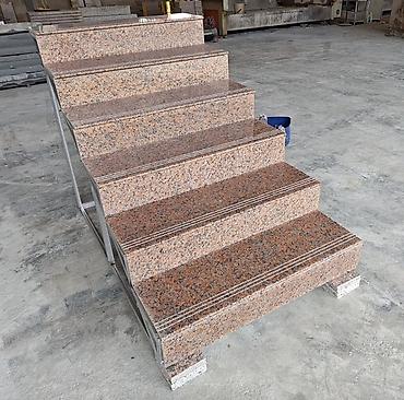 Лестницы из гранита, мрамора: Лестница из гранита, мрамора Для дома, Форма лестницы: Прямая — 3