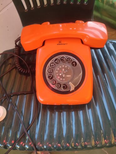 telefon land rover c9 karakteristike: Fiksni telefon narandžaste boje sa kružnim brojčanikom. Model