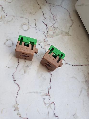 Oyuncaq fiqurlar: Minecraft temalı mini blok fiqurlar – 2 ədəd - Dizayn: Üstü yaşıl — 1