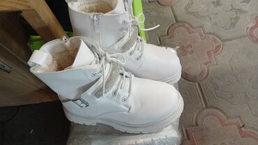 Кроссовки и спортивная обувь: Мужская обувь (несколько моделей) 1) Кроссовки серо‑чёрные Waterproof — 21