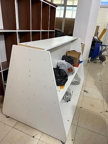 Rəf vitrinləri: Mağaza üçün iki tərəfli vitrin/raf - Material: laminat/LDSP ağ rəngdə — 1