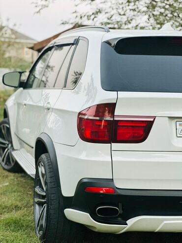 BMW: BMW X5 (E70) – ağ rəngli, güclü və geniş krossover. Xarici: - Ağ — 6