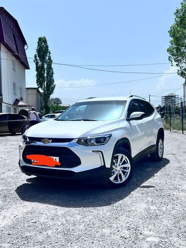 Chevrolet: Белый кроссовер Chevrolet Tracker. Компактный, удобный для города, с