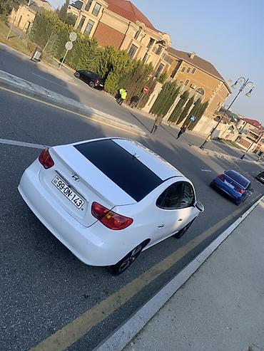 avante: Hyundai Elantra sedan – ağ rəng, 4 qapı, şəhər və tras üçün praktik — 4