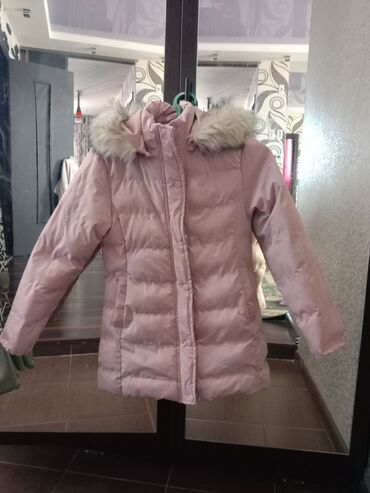 детские зимние куртки с капюшоном: Куртка на девочку, размер 140, цвет светло-розовый. капюшон