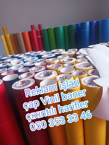 принт на кружках: Müxtəlif rənglərdə reklam işləri üçün istifadə olunan vinil banner və