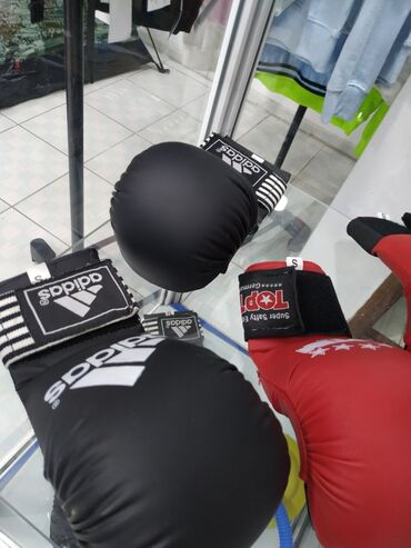 Спортивная форма: Перчатки для каратэ накладки для каратэ в спортивном магазине