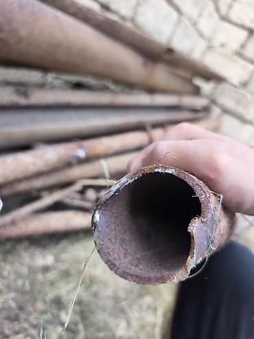 Metal borular: Rusiyanın köhnə qalın torbası satılır. Metresi 5 manatdan — 4