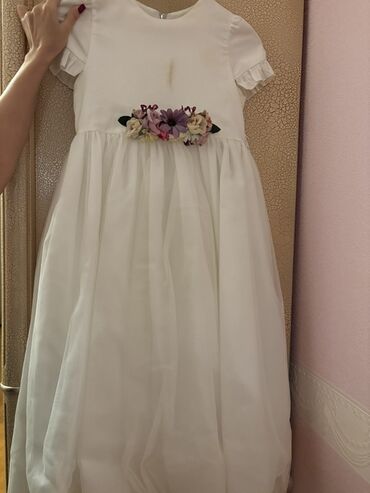 детские вязаные безрукавки: Uşaq üçün zərif ağ ziyafət/libas paltarı. - Qısa qollu, dairəvi