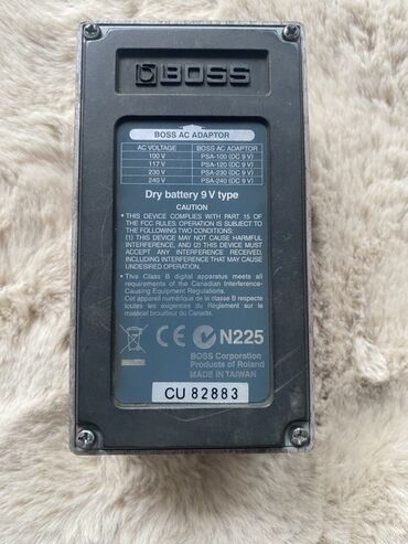gitara qabı: Məhsul: Boss OC-3 Super Octave pedal Təsvir: - Elektrik gitara və bas