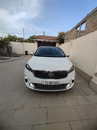 Kia: Ağ rəngdə olan Kia Sorento avtomobili. Avtomobilin arxa hissəsində LED — 6