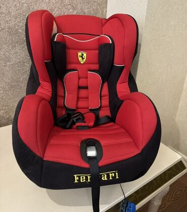 Avtokreslolar: Qırmızı və qara rənglərdə olan, üzərində Ferrari loqosu olan uşaq