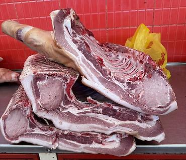 Свинина: СВИНИНА

猪肉。家养猪肉，非常美味。每天都有新鲜猪肉供应。

现有以下部位：
	•	后腿肉
	•	前腿肉
	•	猪排和排骨
	•	五 — 6