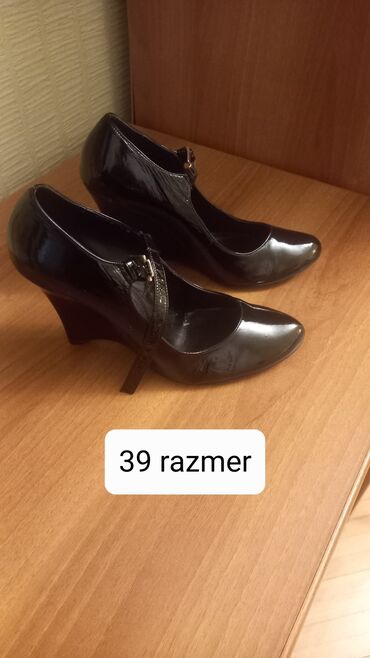 женские замшевые юбки: Qadın ayaqqabısı – 39 ölçü - Rəng: qara, parlaq lak örtüklü - Model