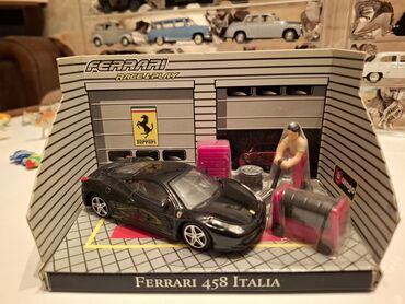 qaşıq dəstləri: Ferrari Race & Play – Ferrari 458 Italia die-cast dəst -