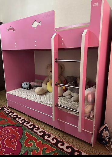bunk bed: Двухъярусная детская кровать, Б/у, ЛДСП, цвет - Розовый — 1