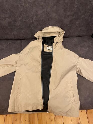 oversize jaket: L razmerdir oversizedir. geyinilmeyib 140a alınıb razılaşma yolu ile