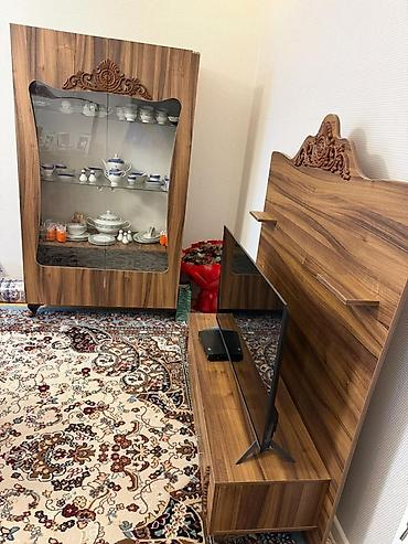 metal vitrin: Klassik üslubda, təbii ağac teksturalı bufet-güzgü dəsti — 2