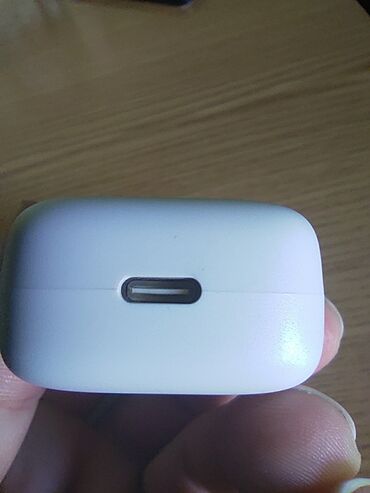 Adapteri i punjači za laptop: Univerzalni USB-C adapter za laptop crne boje sa snagom od 65W — 15